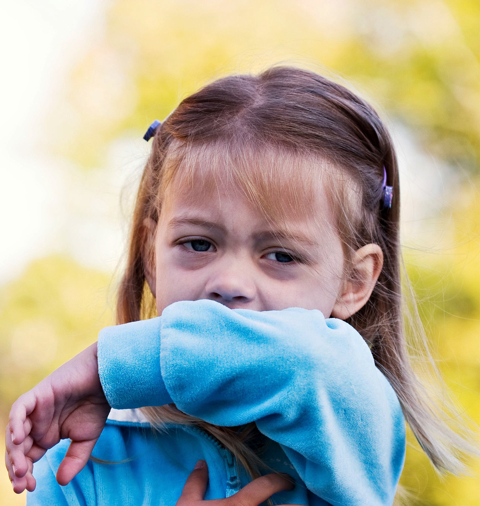 Keuchhusten kann insbesondere für Kinder eine ernste gesundheitliche Bedrohung darstellen. Atemnot durch angeschwollene Atemwege und Erbrechen sind häufige Begleiterscheinungen. Foto: AOK/hfr.