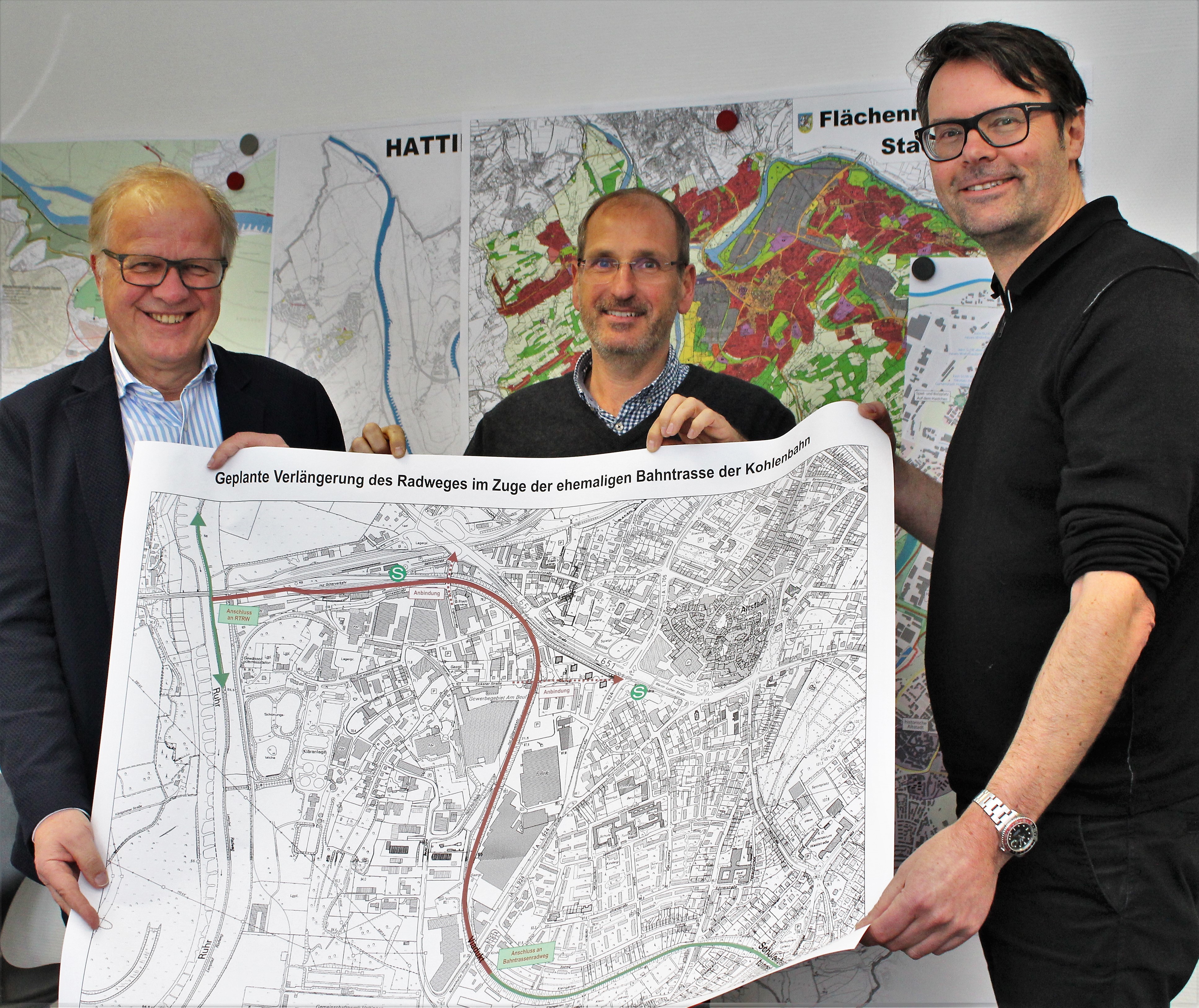 Bürgermeister Dirk Glaser, Andreas Berg von Straßen.NRW und Baudezernent Jens Hendrix mit dem Plan zum Ausbau der Radtrasse in Hattingen. Damit wird der Lückenschluss an den RuhrtalRadweg vollzogen. Foto: Pielorz