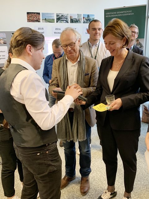 Schulministerin Yvonne Gebauer (r.) und die Lernstatt-Verantwortlichen nahmen sich Zeit für die Schüler aus Scharnhorst und ihre Projekte wie "Scharnhorst grenzenlos".