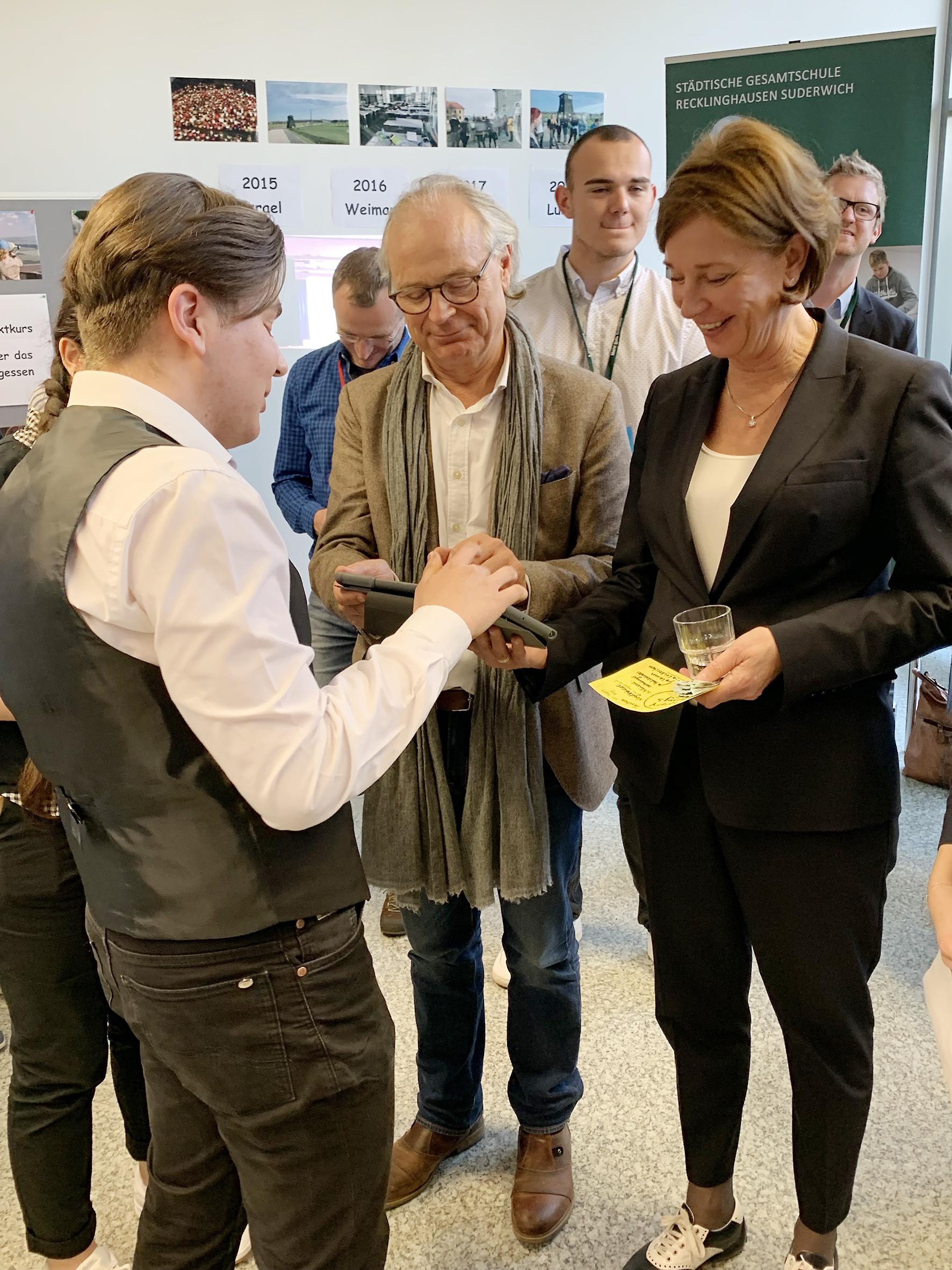 Schulministerin Yvonne Gebauer (r.) und die Lernstatt-Verantwortlichen nahmen sich Zeit für die Schüler aus Scharnhorst und ihre Projekte wie "Scharnhorst grenzenlos".
