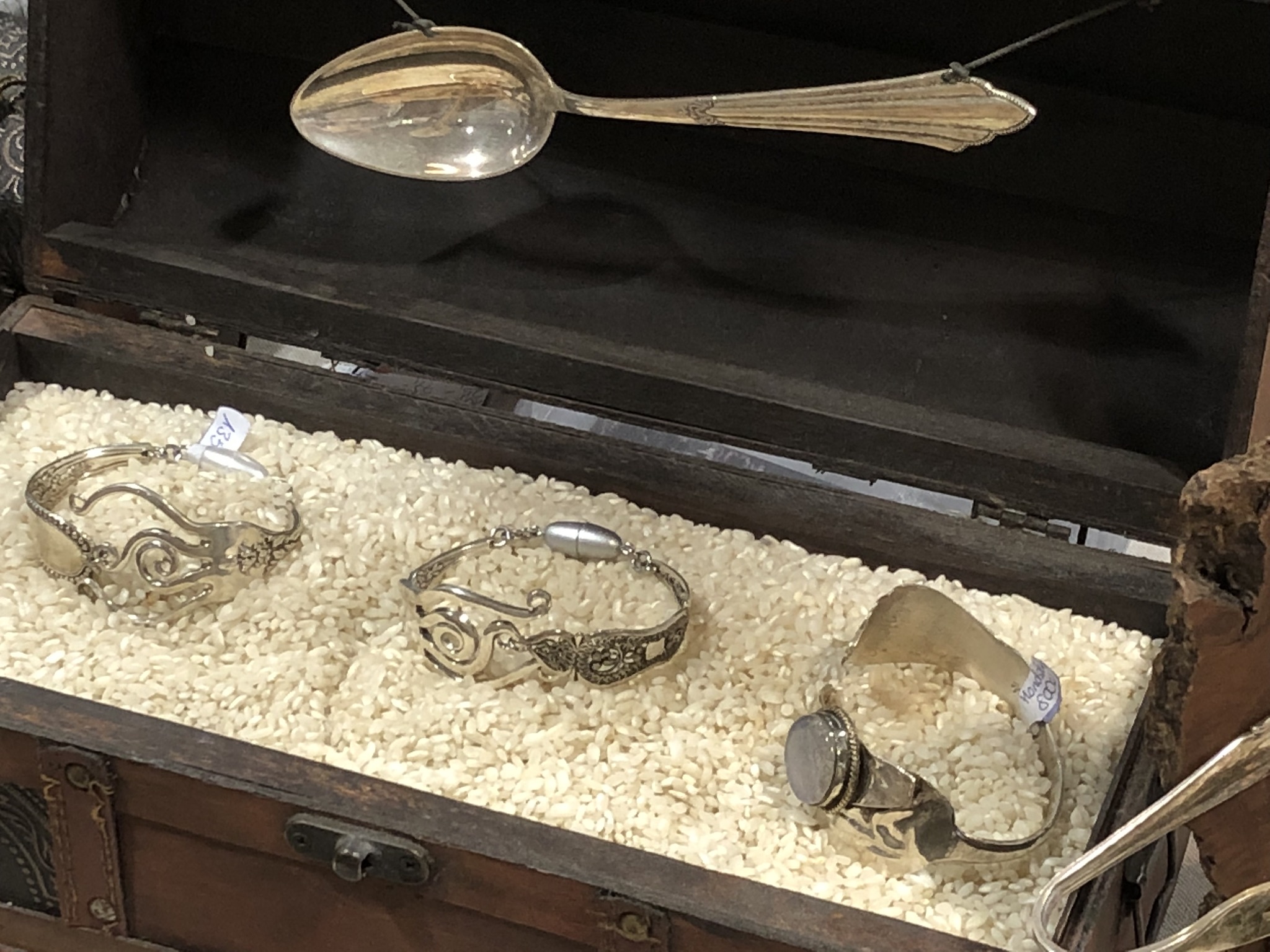 Cutlery Art heißt die Kunstform, bei der aus alten Silberbesteck wunderschöne Schmuckstücke entstehen.