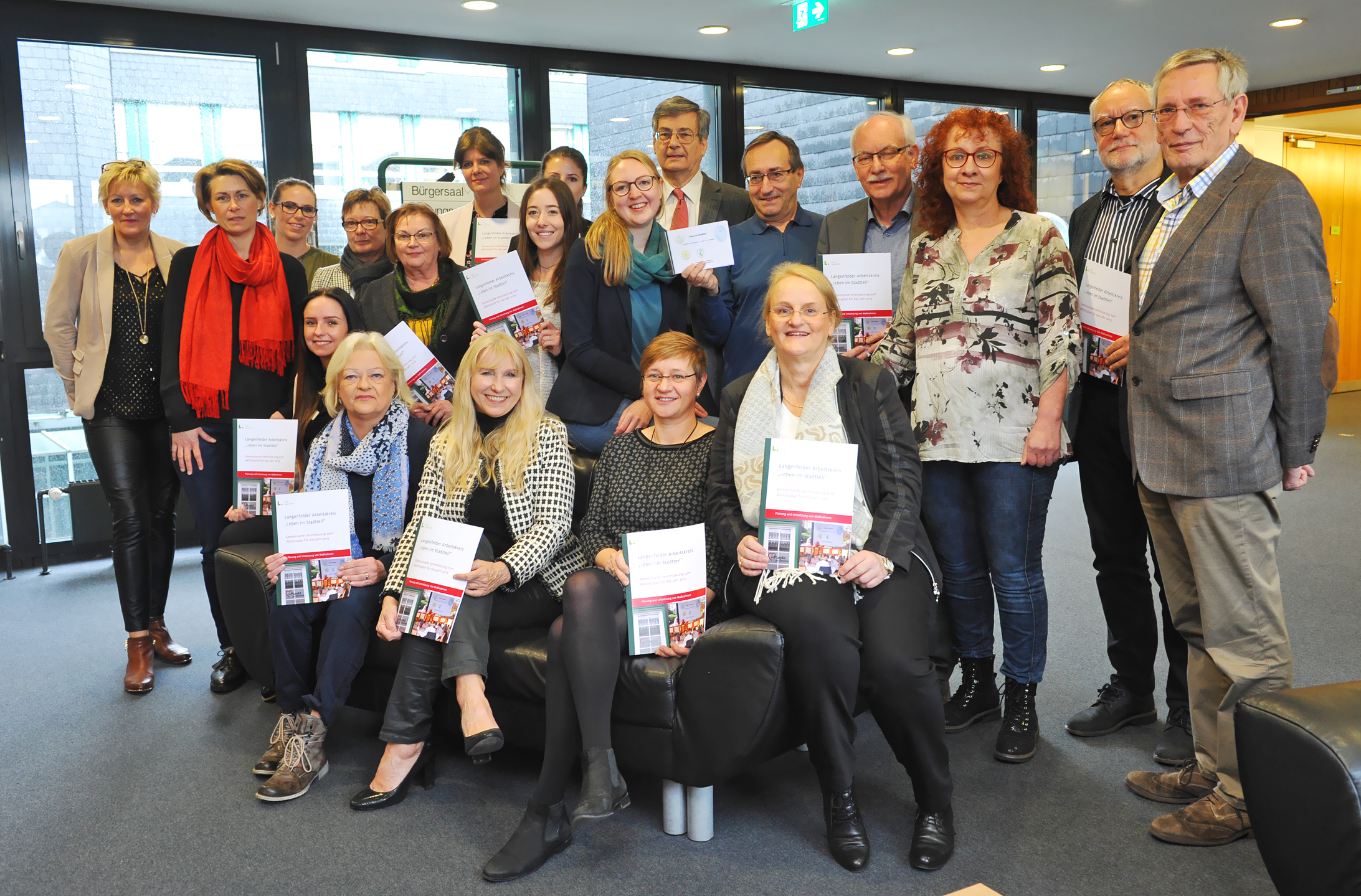 Wenn es um lebendige Stadtteile geht, ziehen zahlreiche soziale Einrichtungen und Organisationen der Stadt an einem Strang. Auf dem Foto ist die Sozialdezernentin und 1. Beigeordnete Marion Prell (vorne rechts) und die neue Entwicklungsmanagerin Mona Ende (Mitte, 7. von rechts, mit dem grünen Schal) zusammen mit den Mitgliedern des neuen Arbeitskreises zu sehen.