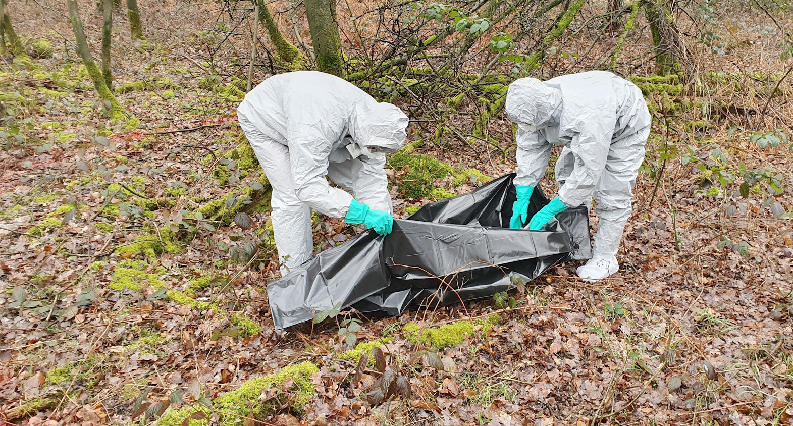 Keine menschliche Leiche: Der fach- und sachgerechte Abtransport eines Wildschweins wird hier geübt. Fotos (2): Feuerwehr