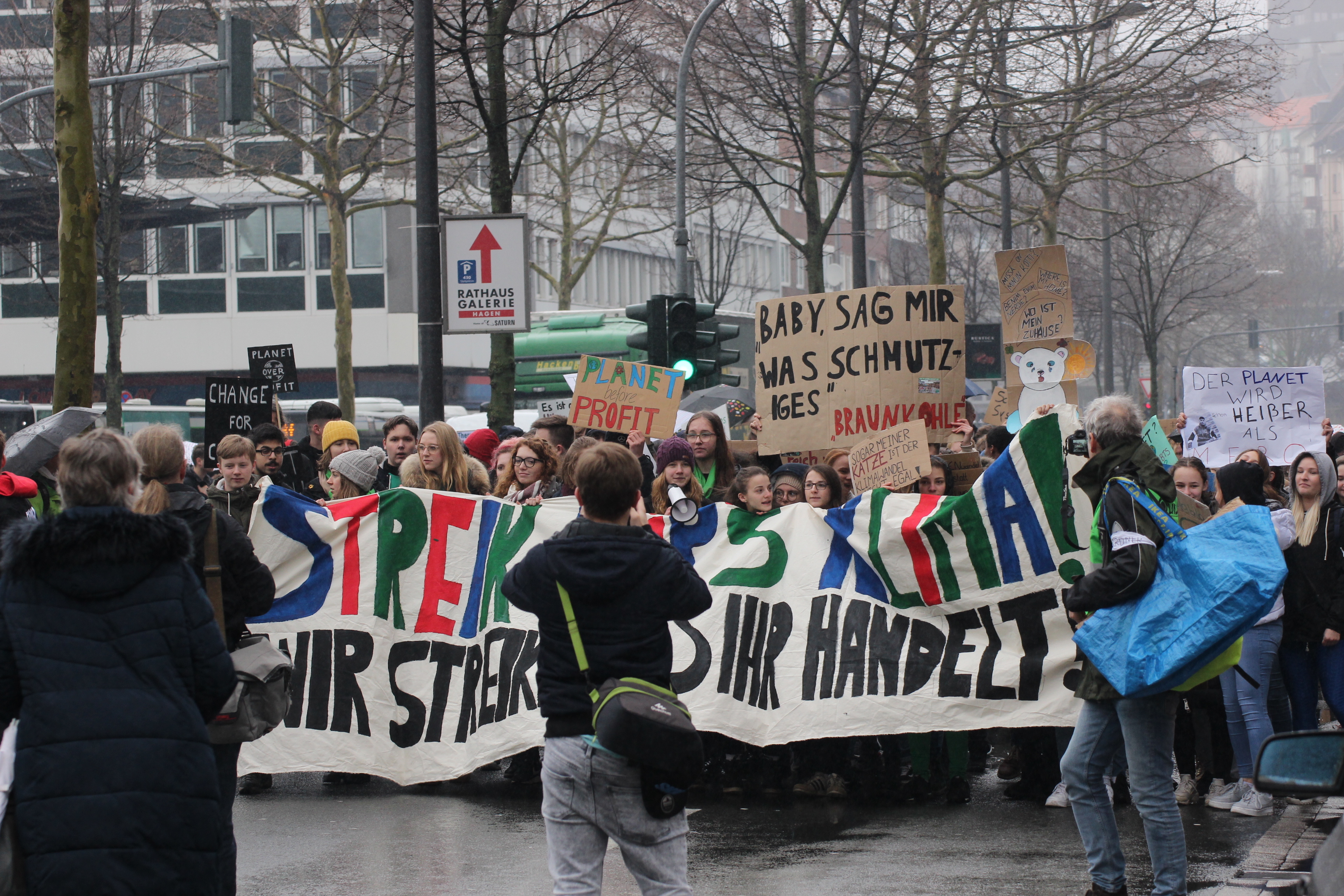 Die "Fridays of Future"-Demo in Hagen ging mit ca. 2.000 Teilnehmern friedlich zu Ende.
