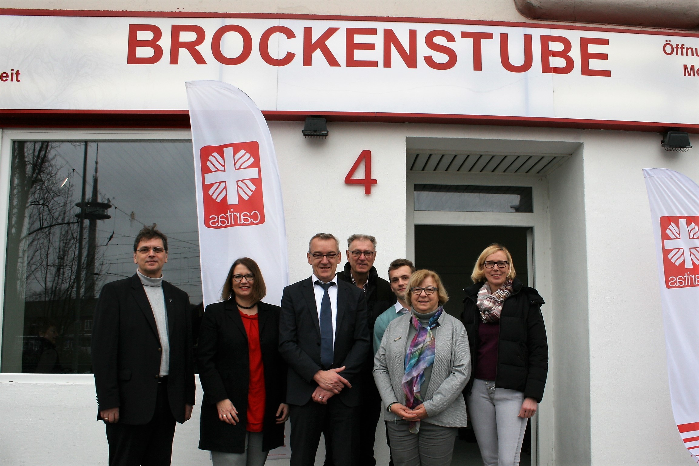v.l.: Diakon Michael van Meerbeck, Ulrike Westkamp (Bürgermeisterin), Günter Holzum, Ludger Hovest, Benedikt van Meerbeck (Leiter der Brockenstube), Marlies Hillefeld, Jutta Radtke