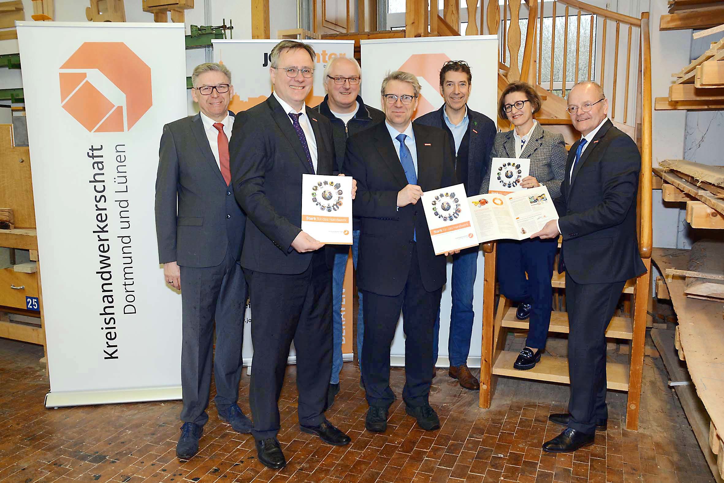 Gute Hoffnungen für das Handwerk machen sich (v.l.) Volker Walters, Joachim Susewind, Ulrich John, Christian Sprenger, Christoph Haumann, Heike Bettermann und Ludgerus Niklas.