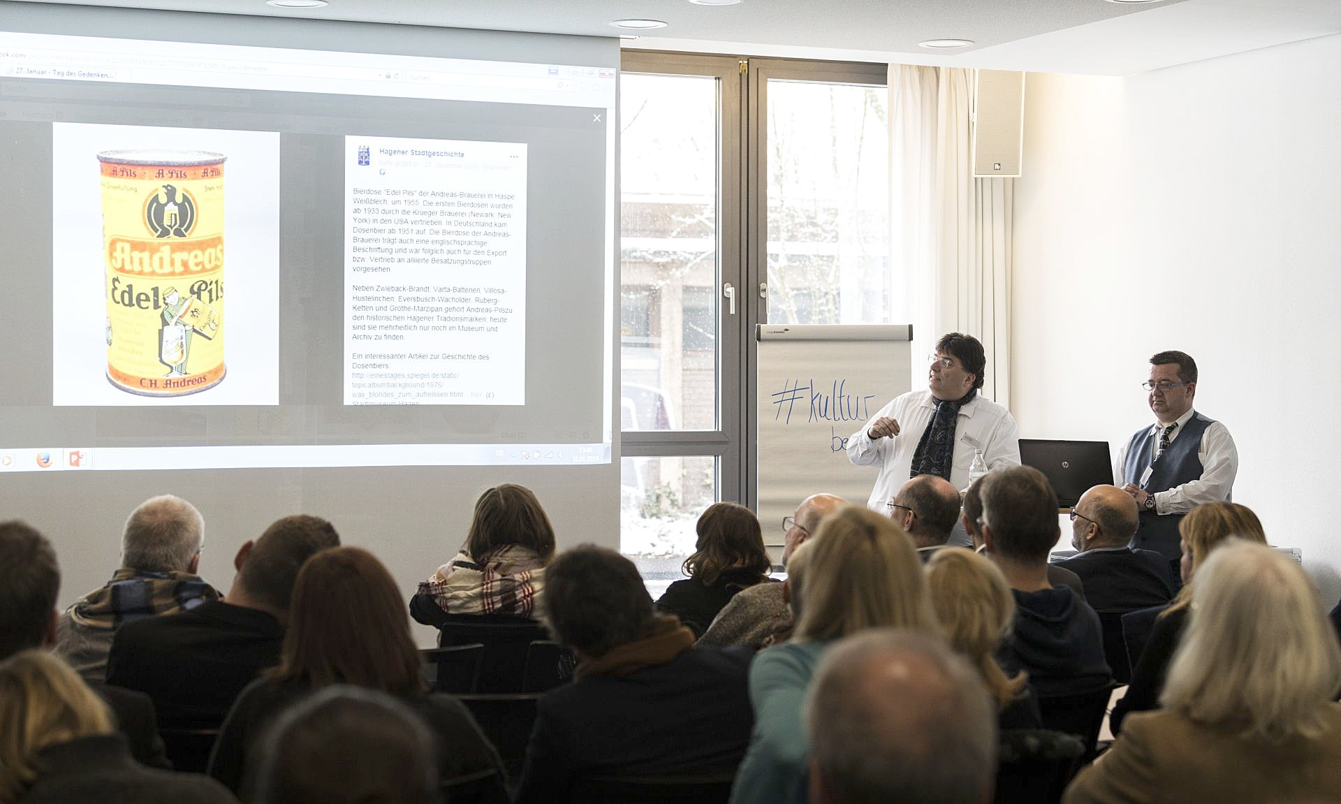 Dr. Ralf Blank (li.) und Andreas Korthals stellten die Facebookseite „Hagener Stadtgeschichte“ Anfang des Jahres auf einer Kulturkonferenz des LWL vor.