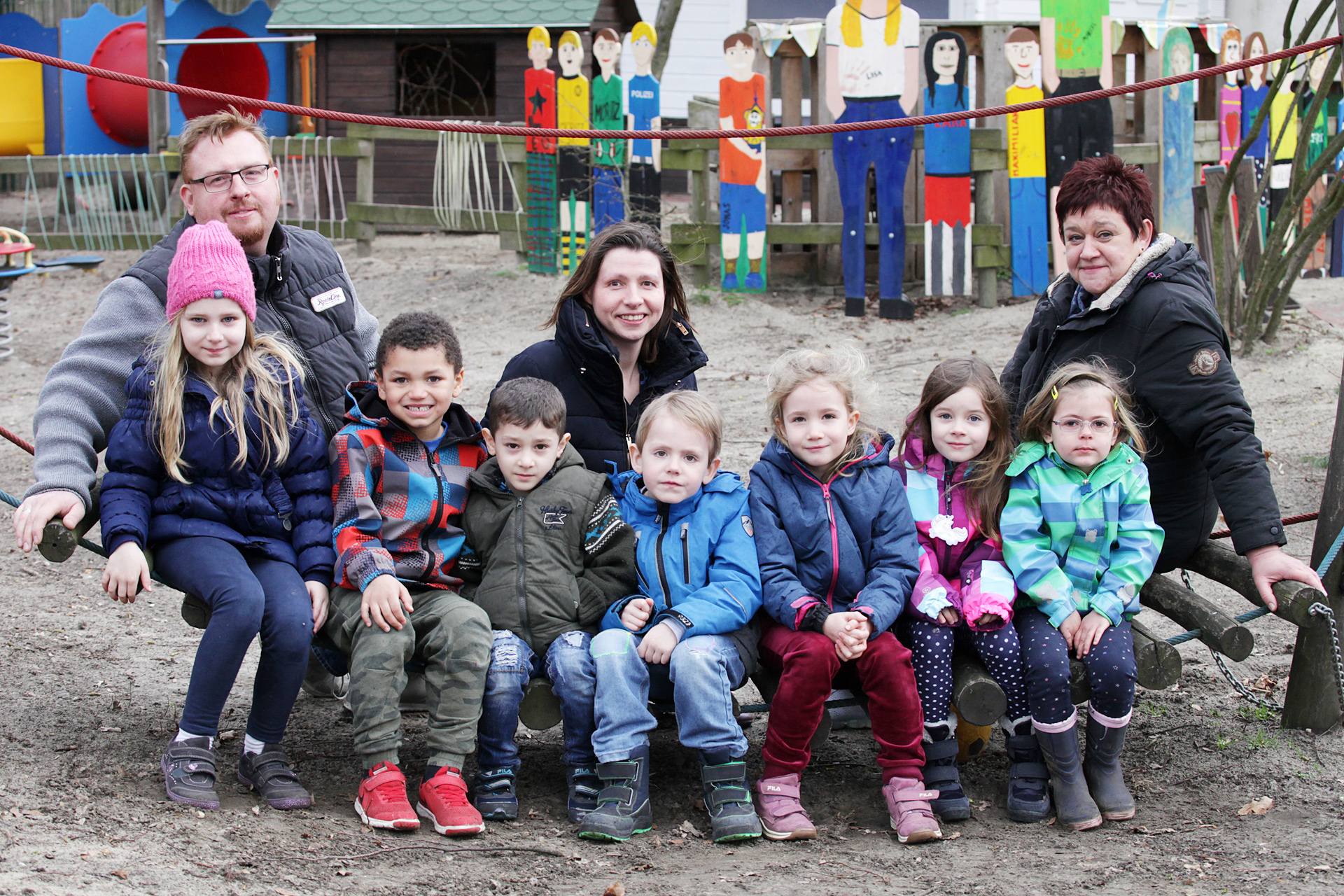 Was vom alten Kletterparcours blieb ist, abgesehen von dieser Hängebrücke, nicht viel: Kinder - hier nur ein Teil -, Einrichtungsleiterin Claudia Püschel, Dr. Stephanie Oeing-Köpp und Michael Stiller, der sich um die Außenanlagen kümmert, hoffen auf viele Spender.