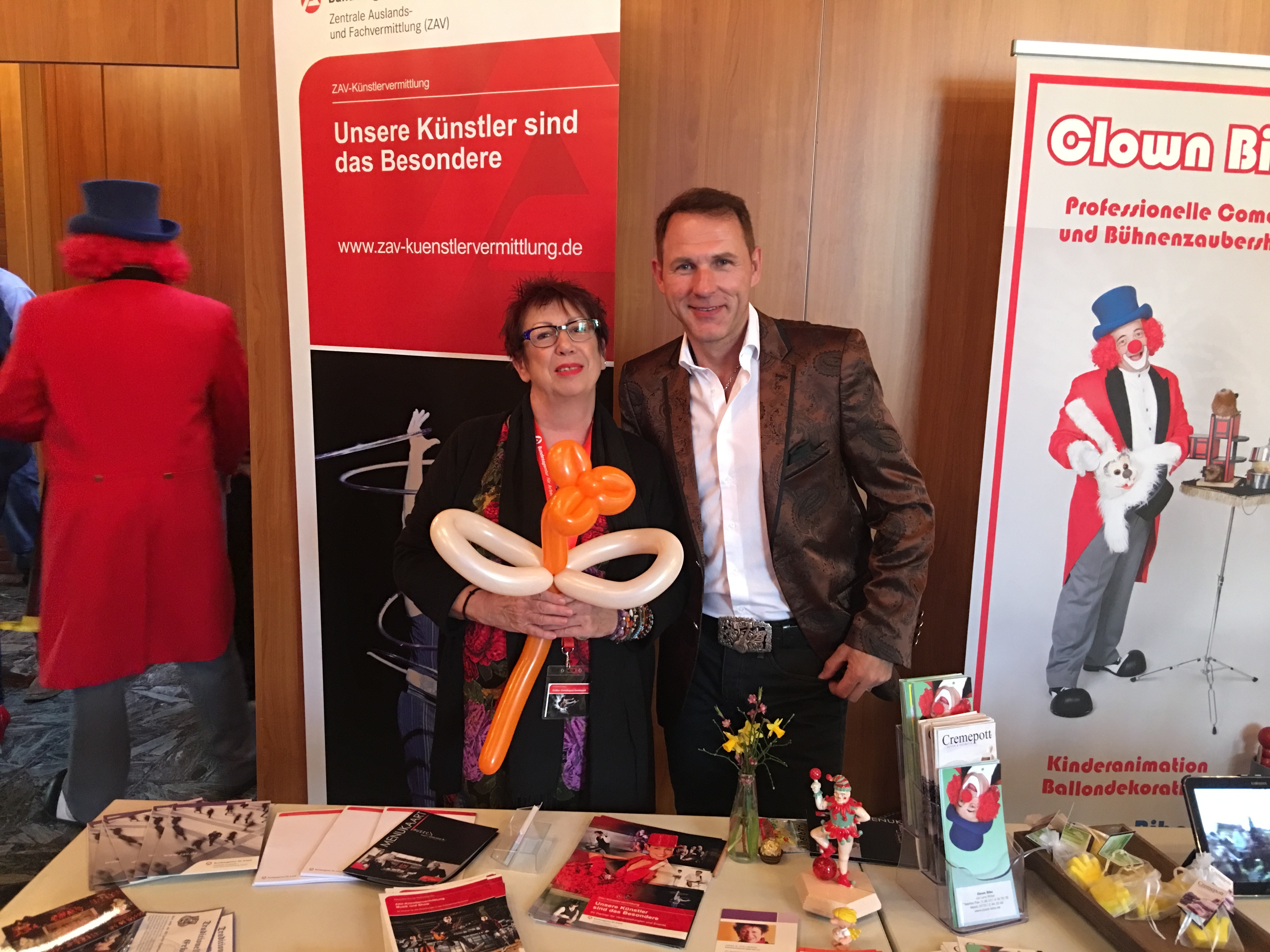 Eine Infobörse ergänzt die Veranstaltung, unterstützt von der staatlichen ZAV-Künstlervermittlerin Anna Köllmann, hier zusammen mit dem KAN-Vorsitzenden Dirk Elfgen.