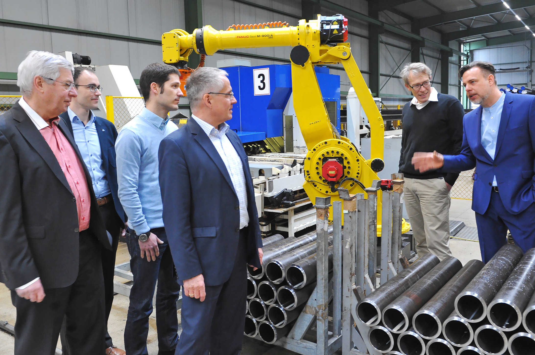 Bei der Vorstellung des Programms in der Fertigungshalle bei der Stahlrohr GmbH in Monheim. Foto: de Clerque