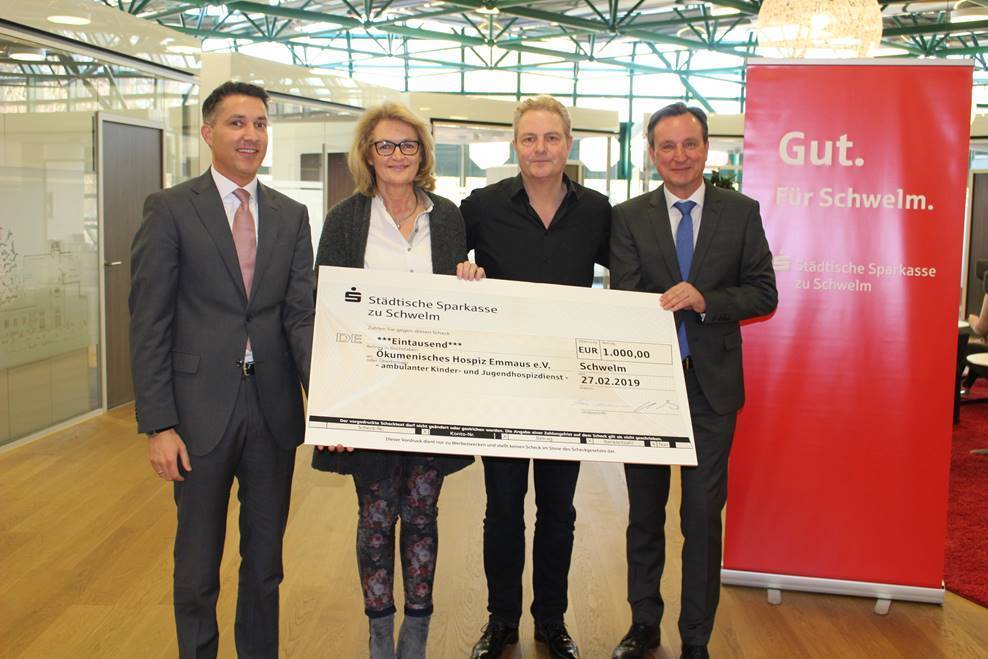 Michaela Pesenacker vom Ökumenischen Hospiz Emmaus e.V. nahm den Scheck über 1000 Euro von den beiden Sparkassen-Vorständen Michael Lindermann (rechts) und Johannes Schulz (links) sowie Jörg Hedtmann (Mitte) voller Freude an.