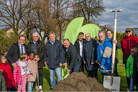 Oberbürgermeister Thomas Kufen, Bezirksbürgermeister Michael Zühlke, der Leiter des SOS Kinderdorf Essen, Herbert Stauber, Allbau Geschäftsführer Dirk Miklikowski und Allbau Aufsichtsratsvize Uwe Kutzner beim 1. Spatenstich