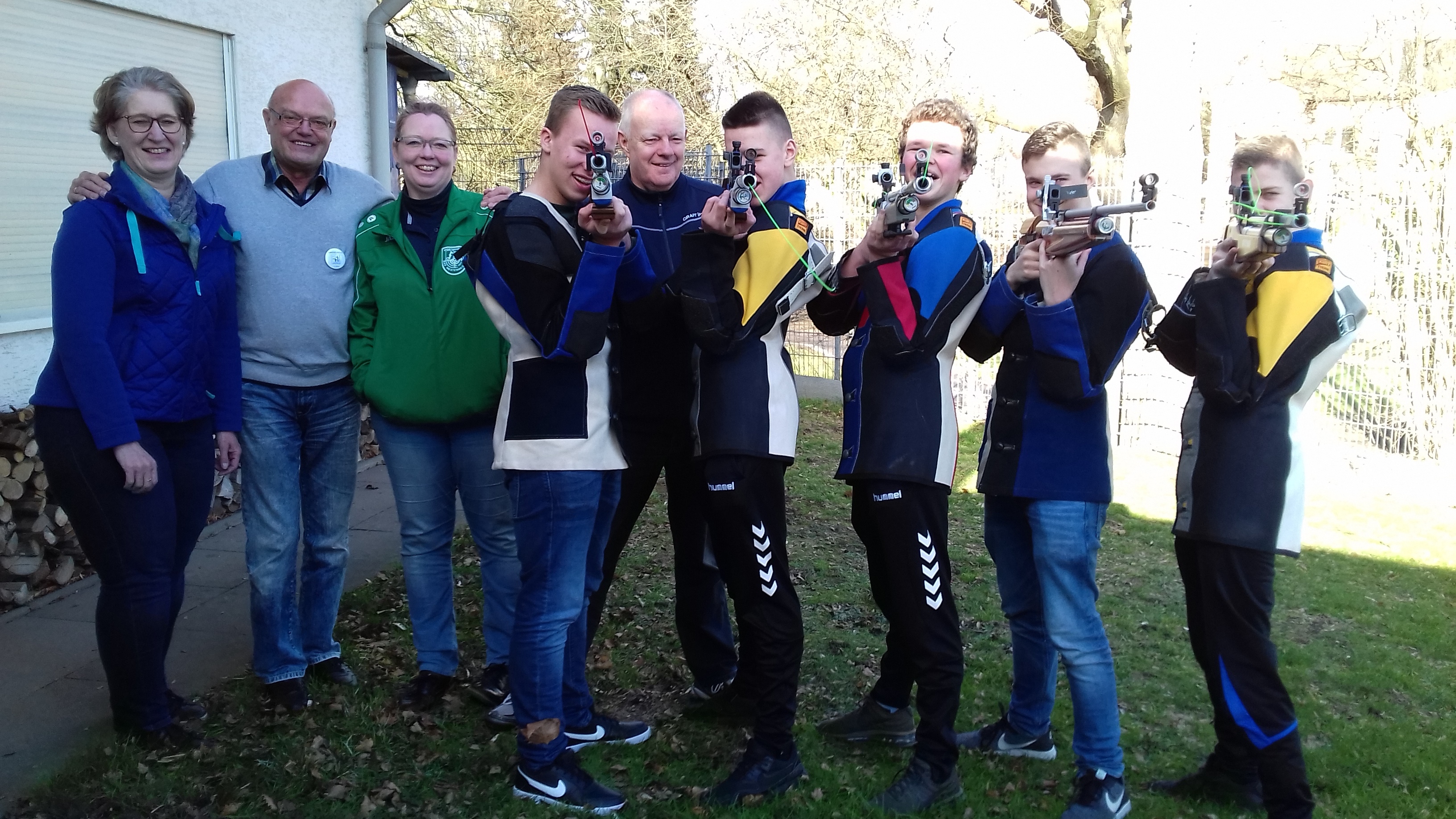 Die Sportschützen mit dem Geschäftsführer Günter Kunert und dem Holländischen Trainer Ben Pereboom.