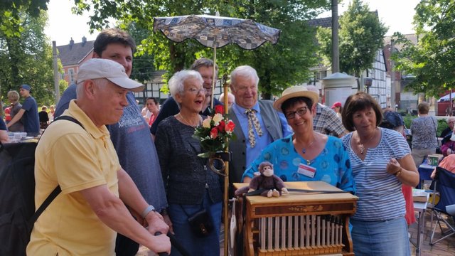 ... sonnigen Büchermarkt wie zuletzt im vergangenen Jahr auf dem ev. Kirchplatz in Brackel.