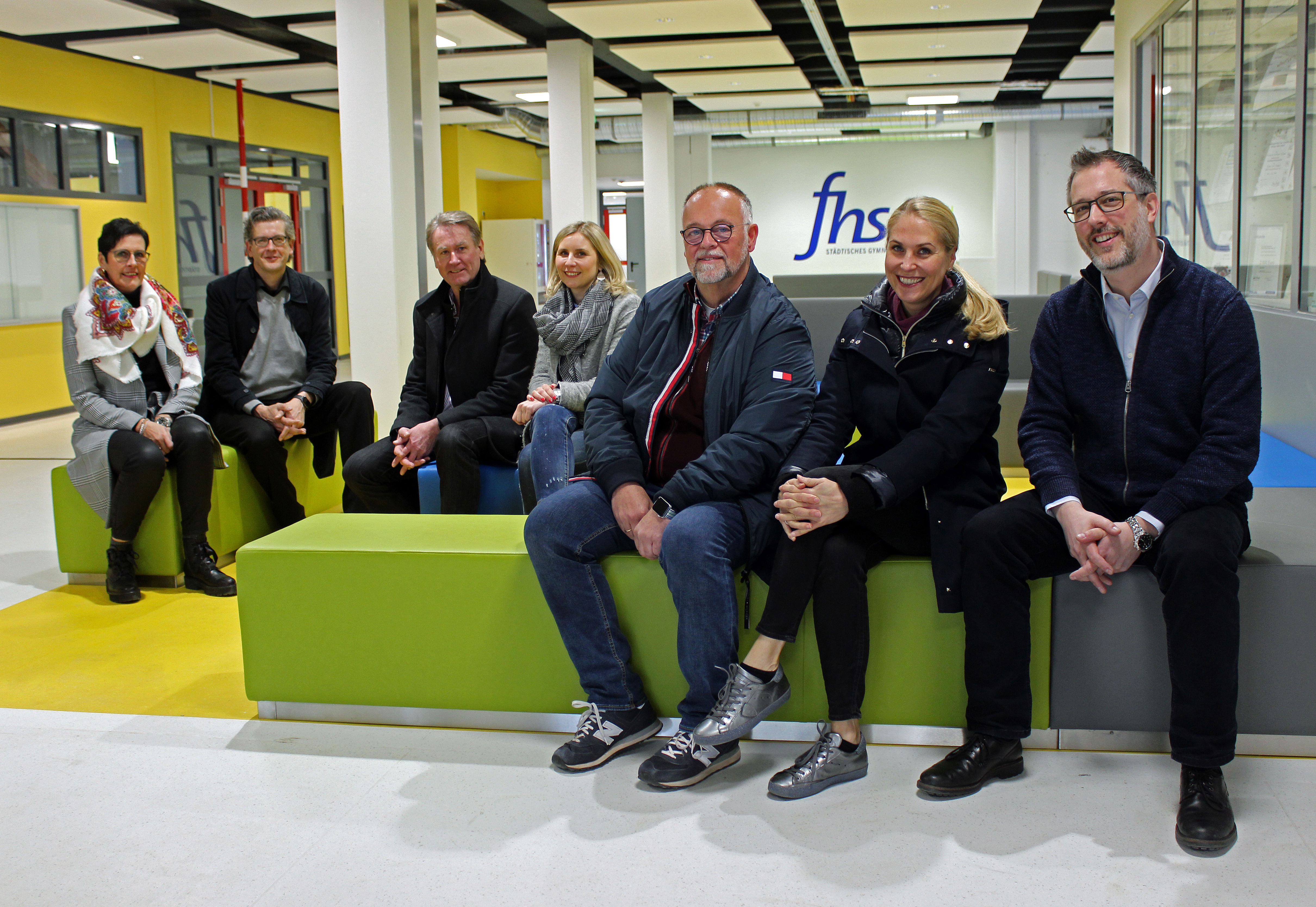 Claudia Schulte, Leiterin Gebäudemanagement der Stadt, Architekt Nils Fuhrmann, Dezernent Dieter Joachimi, Jessica Rausch, Leiterin der Abteilung Schule, Andreas Jäger, Fachplaner für Elektroanlagen, Bürgermeisterin Dr. Katja Strauss-Köster und Schulleiter Andreas Joksch.