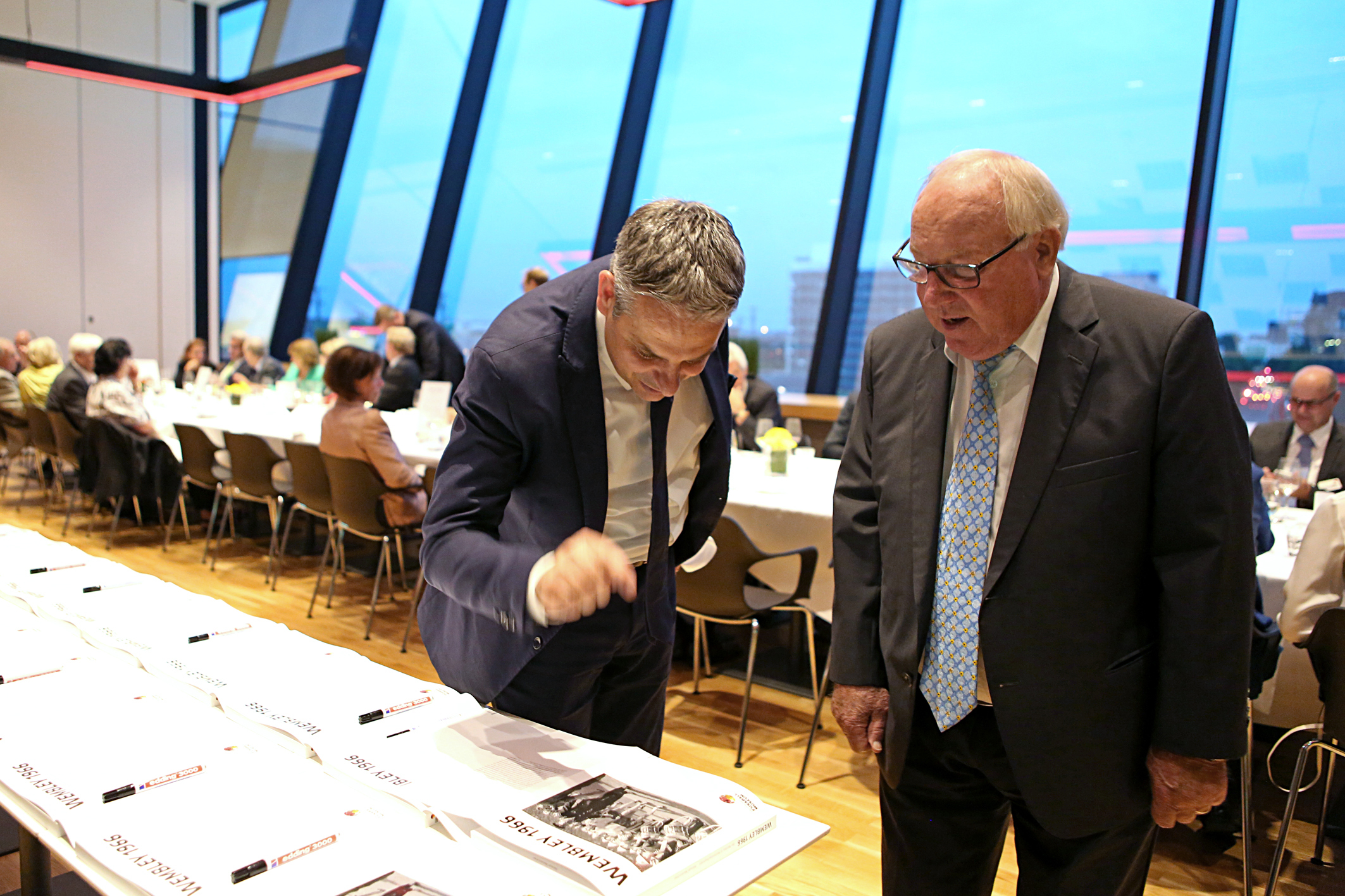 "Uns Uwe", die hanseatische Fußball-Legende, ist einer der acht Spieler, die in die deutsche "Hall of Fame" aufgenommen werden. Am 1. April wird Seeler (re., neben Museumsdirektor Manuel Neukirchner) zur Gala im Fußballmuseum erwartet. Foto: DFM/Kobow