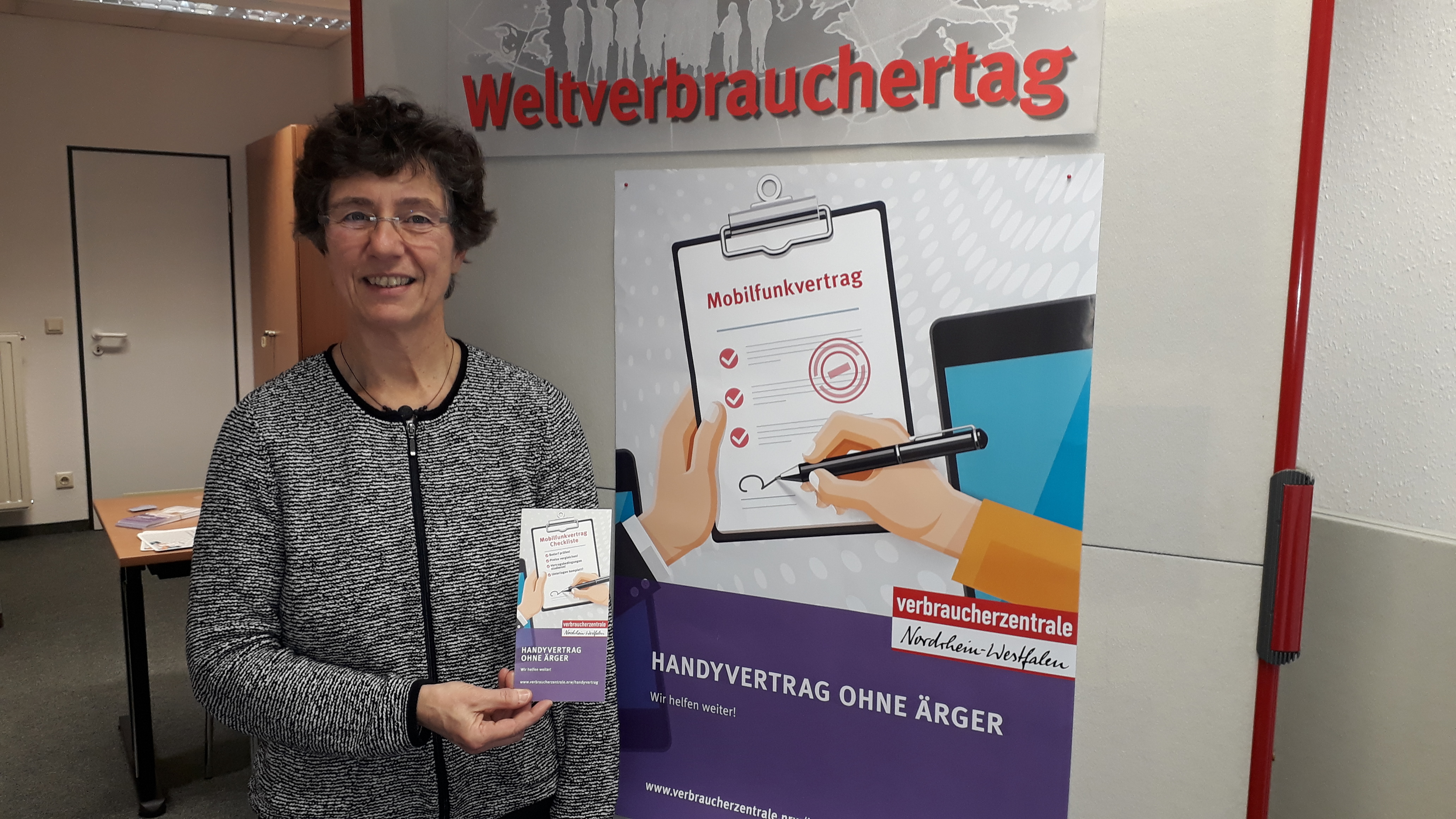 Karin Bordin, stellvertretende Leiterin der Verbraucherzentrale, setzt sich für "Handyvertrag ohne Ärger" ein.