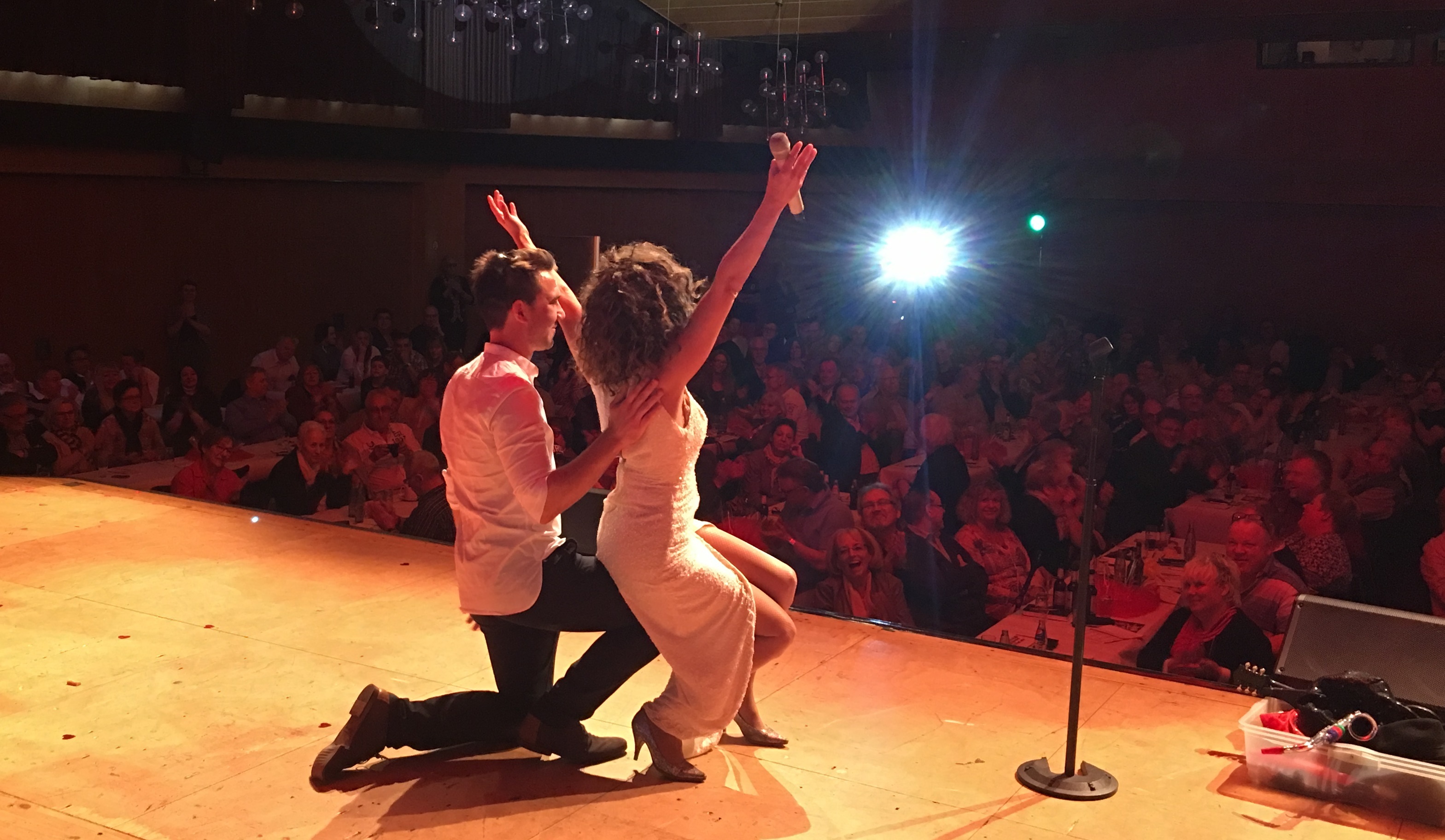 Unterschiedlichste Showkünstler präsentieren sich.