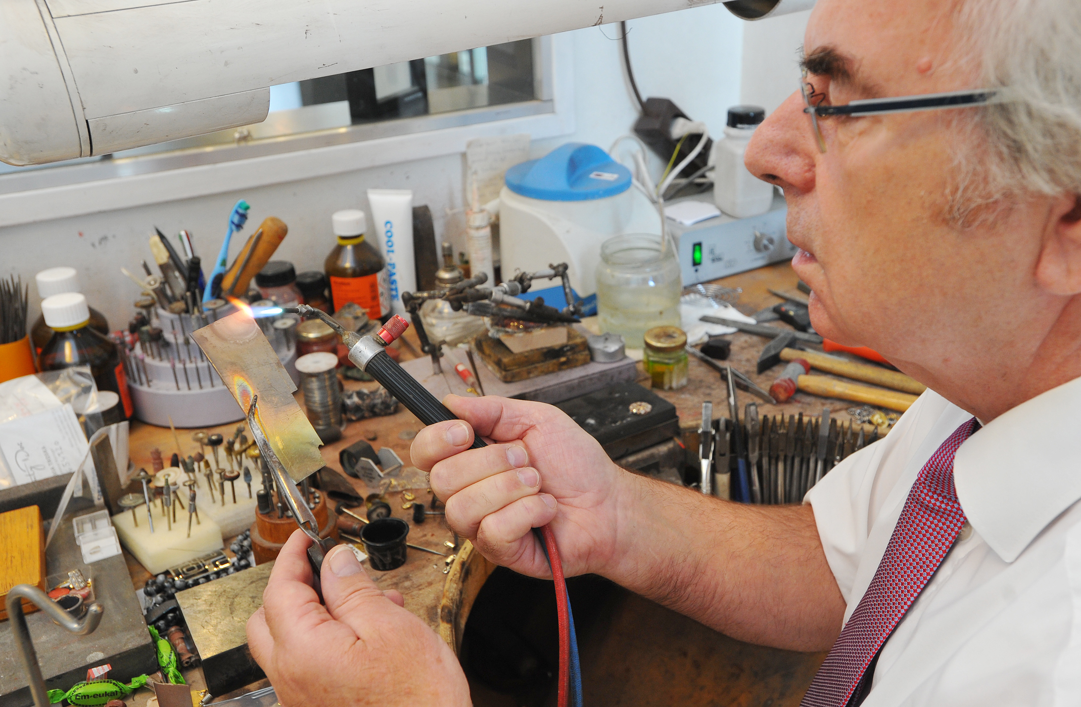 Die Werkstatt ist das Herzstück des Fachgeschäftes "Juwelier Rehm". Für sein Angebot erhielt Heinz Rehm erneut die „Top 100“-Auszeichnung auf der Schmuckmesse Inhorgenta Munich, die vom 22. bis 25. Februar in München stattfand.