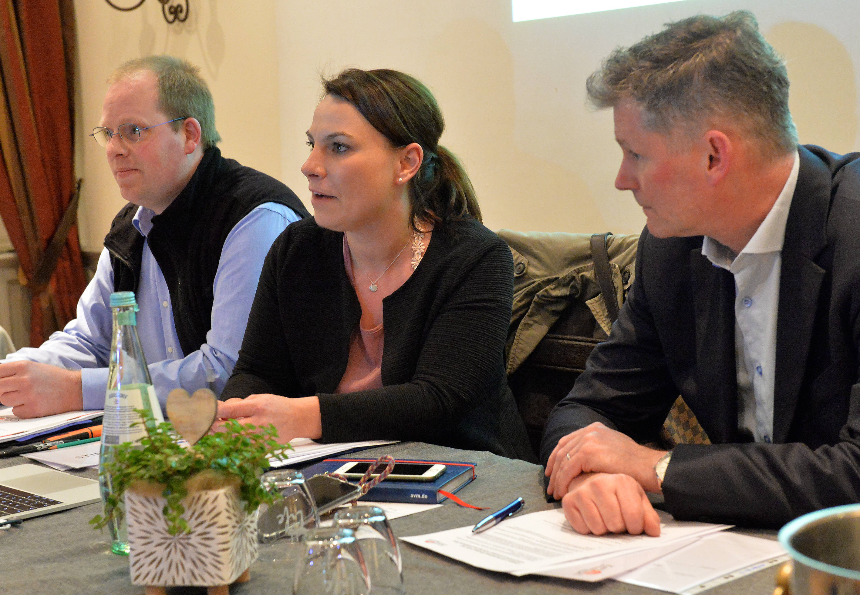 Geschäftsführer Fabian Schulte, Vorsitzende Catharina Schedler und Stellvertreter Michael Kleine-Möllhoff (v.l.) bei der Mitgliederversammlung im Sengelmannshof.