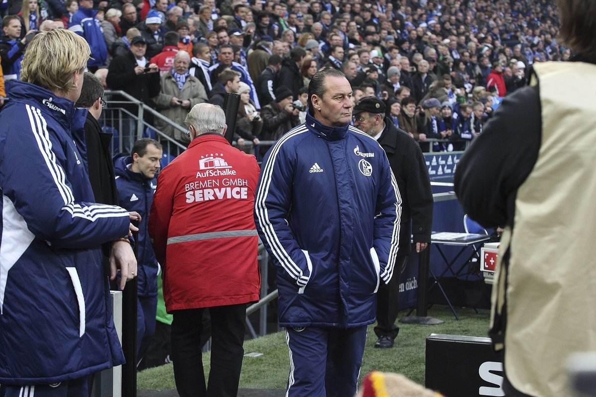 Huub Stevens springt mal wieder auf Schalke als Trainer ein und folgt damit auf Domenico Tedesco, der unter der Woche vom S04 entlassen wurde.