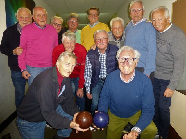 Vorne mit den Kugeln die Gründungsmitglieder: Jürgen Nordeck und Horst-Günther Ostholt. Dahinter von links: Bernd von zur Gathen, Willi Voss, Günter Vossieg, Peter Timm, Waldemar Georg, Rolf Brinkmann, Peter Glittenberg, Dieter Buchali, Hans Arnst, Herbert Schlatter.
