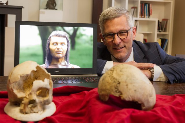 Gute 5.500 Jahre trennen den rekonstruierten Steinzeitmenschen und den Hagener Bürgermeister Erik O. Schulz.
