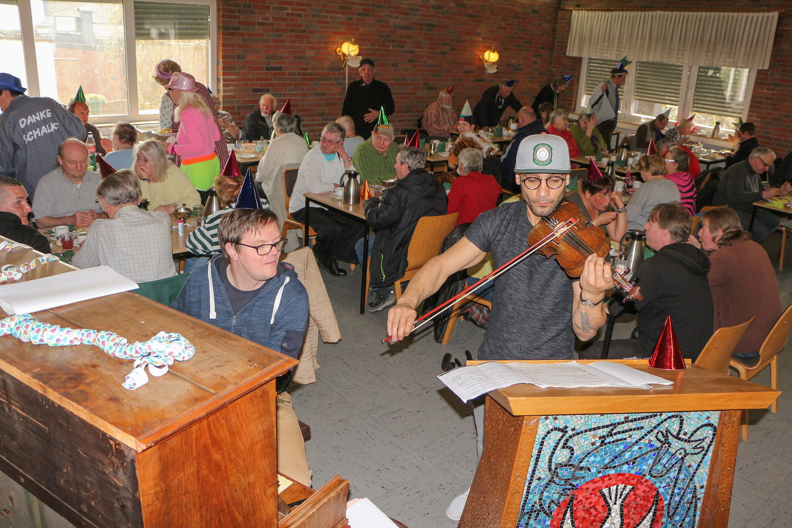 Im "Restaurant der Herzen" bekamen die Gäste nicht nur täglich eine warme Mahlzeit serviert, sondern hatten auch gemeinsam Spaß. Foto: privat