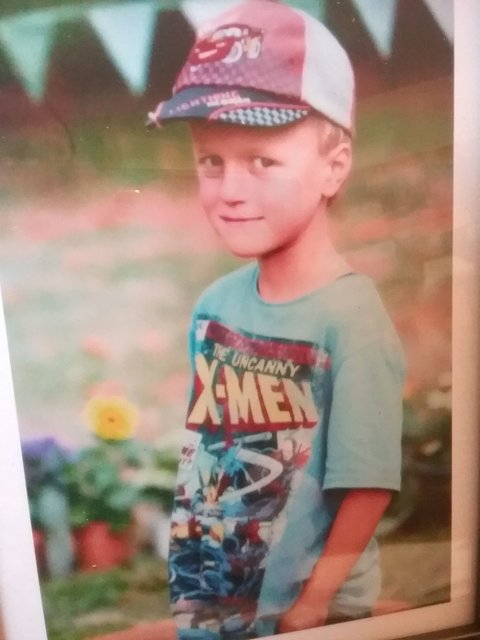 Das ist der kleine Alexander van Meegeren, der die Flaschenpost auf die Reise schickte.