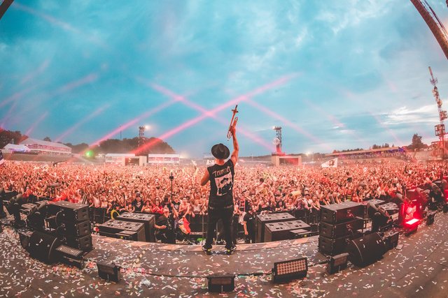 Timmy Trumpets Trompeten-Solos begeistern die Fans auf der ganzen Welt – 2019 kehrt er mit seinem Live-Set erneut auf PAROOKAVILLE’s Mainstage zurück.