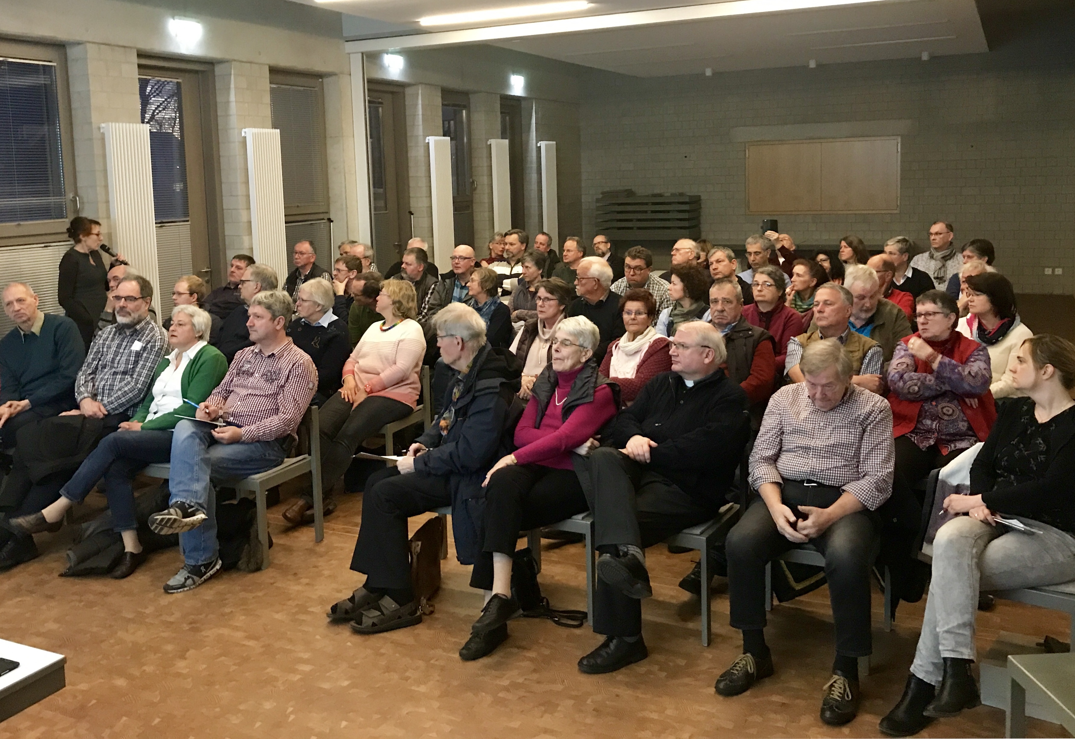 Aufmerksame Zuhörer bei der Infoveranstaltung Digitaler Dorfplatz Niederung