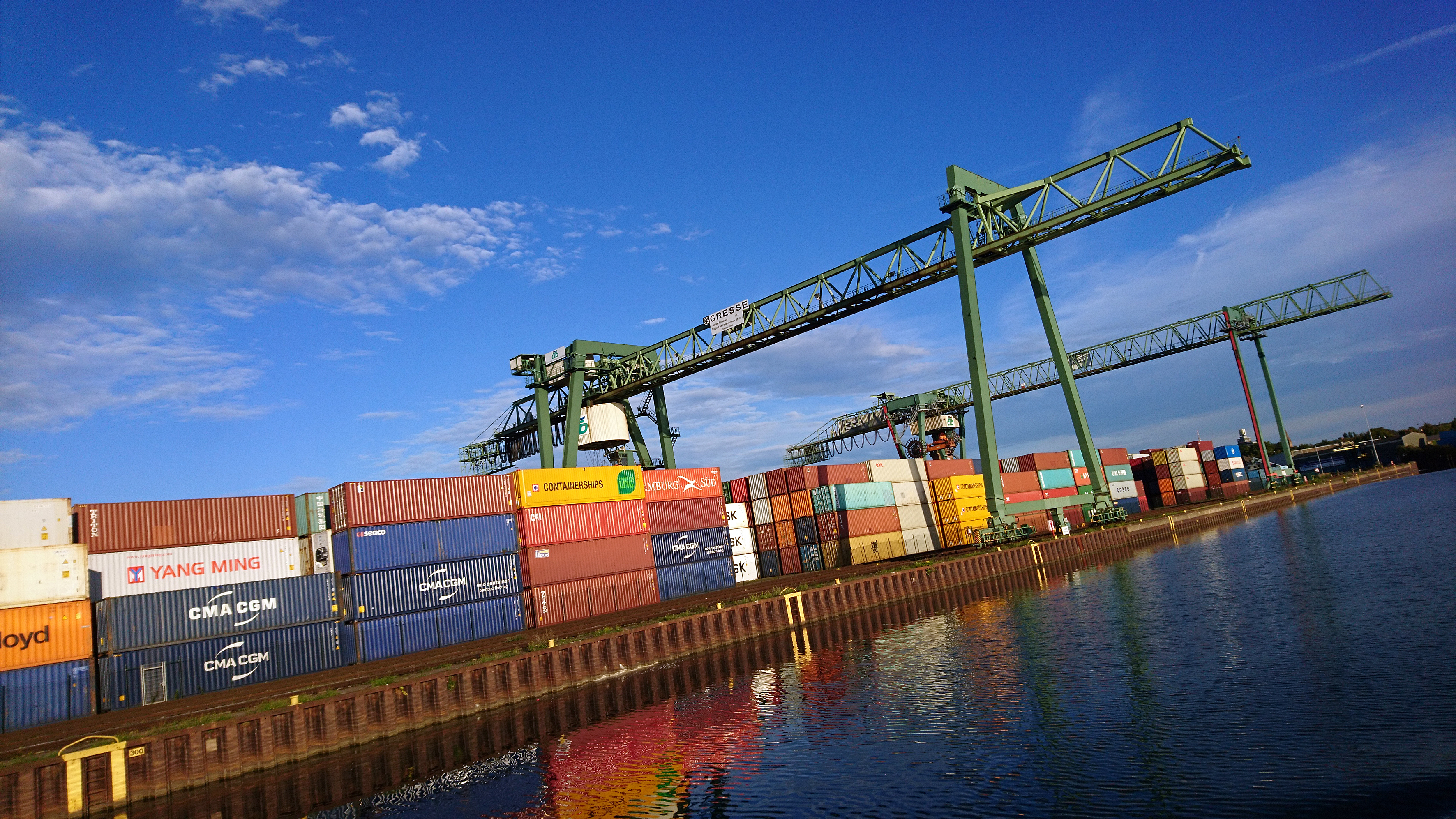 Mit einem Notbetrieb nach der Sperrung der Schleuse soll der Dortmunder Hafen mit seinen rund 5.000 Arbeitsplätzen über den Kanal erreichbar bleiben.