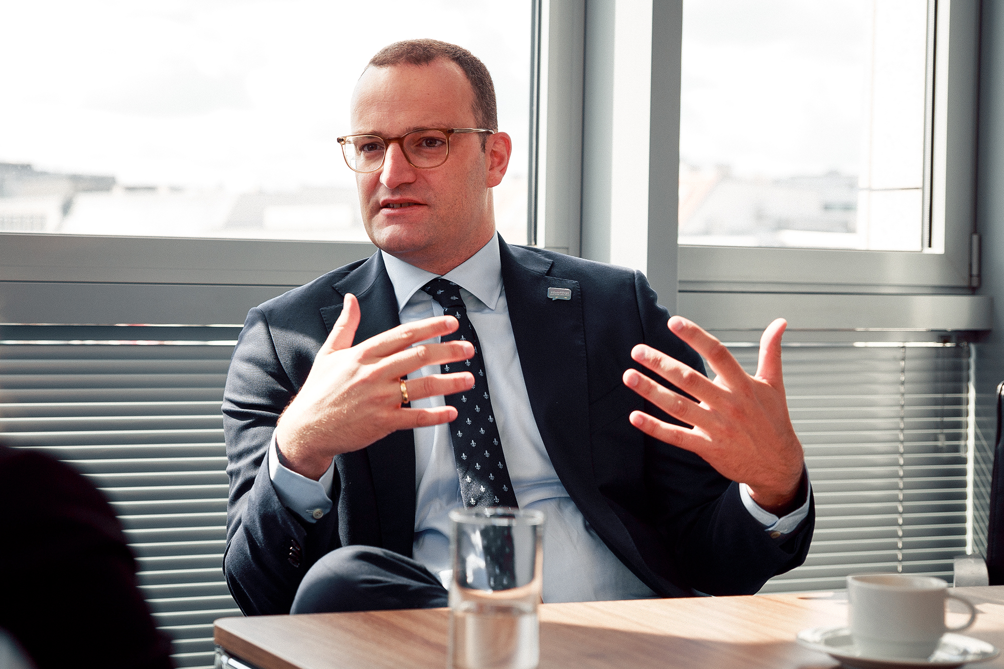 Jens Spahns Blick geht gerade aus. Er will den Pflegeberuf endlich attraktiver für junge Menschen machen.