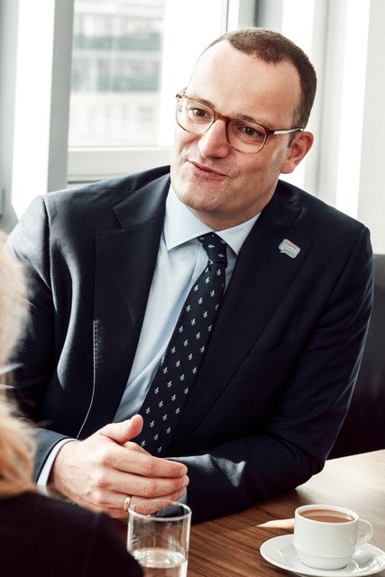 Jens Spahn beantwortet die Fragen entspannt.