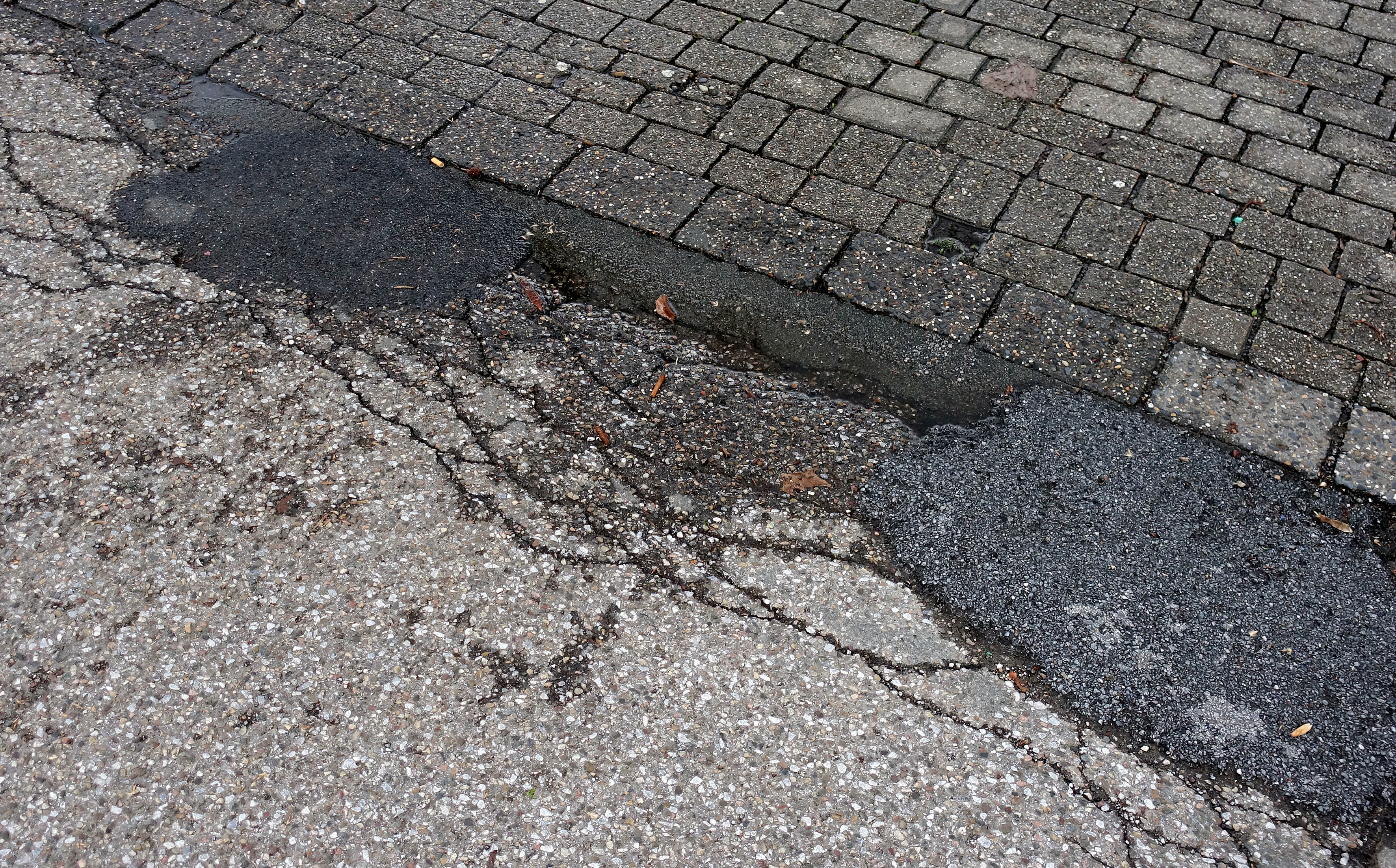 Geflickt - und doch schon wieder löchrig. Besonders nach dem Winter werden vermehrt Schäden auf den Essener Straßen sichtbar. Hier in der Nähe der Eishalle Essen-West.