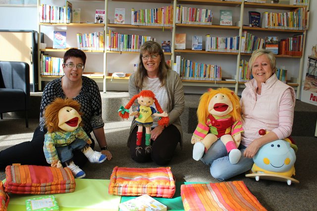 Martina Lipka mit Fabian, Helga Rebling mit Pippi, Jutta Nielen mit Lilabelle stellen u. a. Fingerspiele vor, die die Eltern schon mit den Kleinsten spielen können. (v.l.)