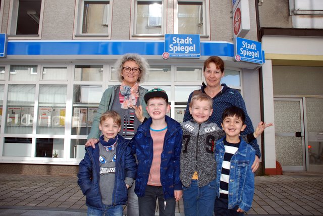 Jasper, Luca, Karim und Elias waren mit Erzieherin Donata Ptasinski und Heidrun Langer zu Besuch in der Stadtspiegel-Redaktion. Foto: Carolin Plachetka