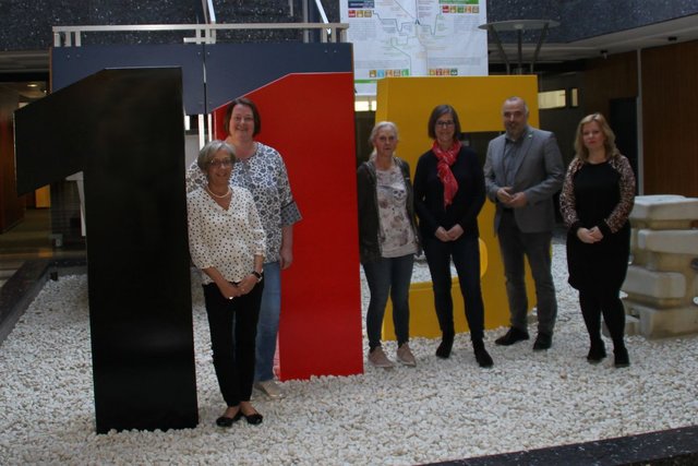 Das Team des Arnsberg-Telefons und Bürgermeister Ralf Paul Bittner vor der "115" im Foyer des Rathauses der Stadt Arnsberg.