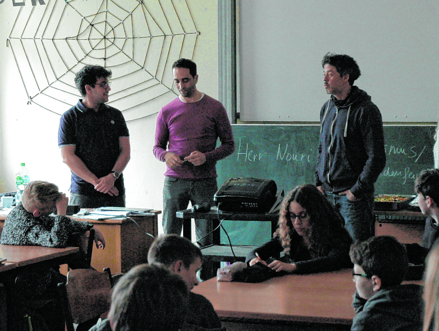 Bei der Veranstaltung lernen Schüler schon in jungem Alter, wie wichtig Offenheit gegenüber anderen Kulturen ist. Von links: Michael Sandler, Mohamed Labari und Guillermo Pineiro.