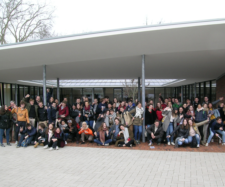 Neunzig Studierende der Architektur besuchten das neue und preisgekrönte Gemeindezentrum am Mallinckrodtplatz 1 in Altenessen.