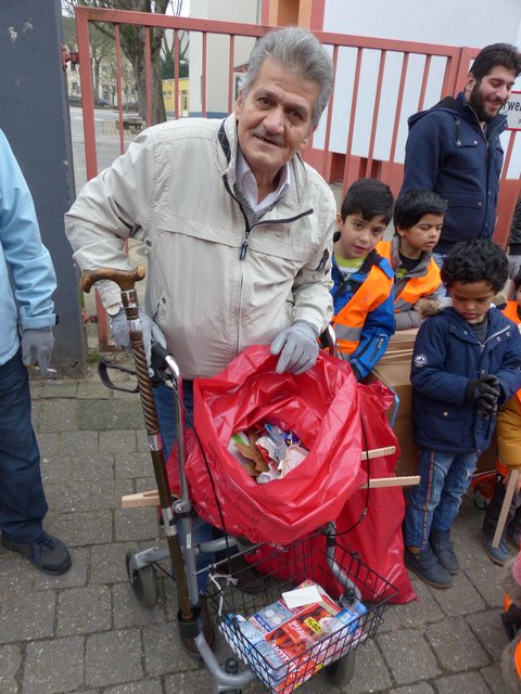 Krankheit ist kein Hindernis - auch mit Gehwagen wird kräftig mit angepackt