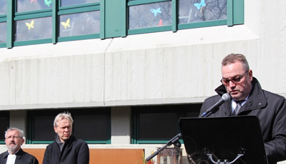 Schulleiter Ulrich Wessel und Bürgermeister Bodo Klimpel erinnerten beide mit eindrucksvollen Worten an die Opfer, die von einer Sekunde auf die nächste aus dem Leben gerissen wurden. Foto: Stadt