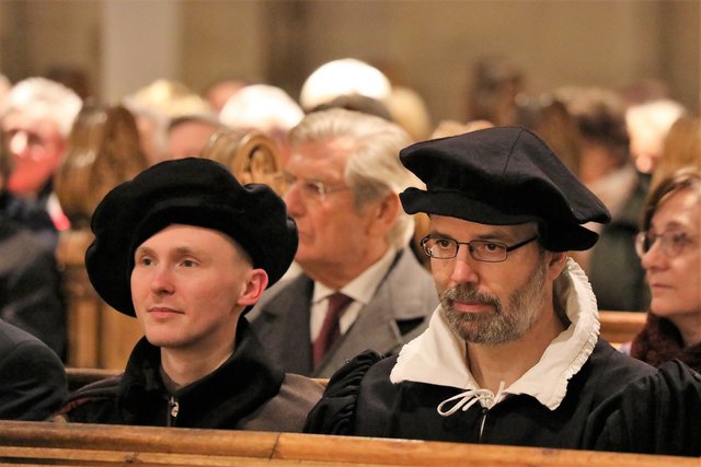 Roland Wolf als Gerhard Mercator (rechts) und Jonas Krüning als Johannes Corputius waren bei der Auftaktveranstaltung ebenfalls mit von der Partie und nahmen in historischen Kostümen die Teilnehmer mit auf eine Reise in Duisburgs Vergangenheit.