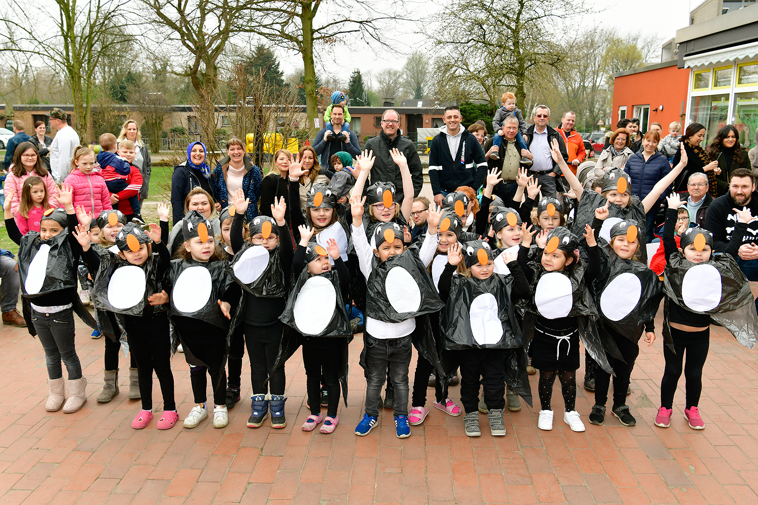 Jetzt ist es offiziell: Im "Evangelischen Familienzentrum Petrus - Kindertagesstätte Löwenzahn" in Brauck gibt es nun auch eine "Pinguin-Gruppe".