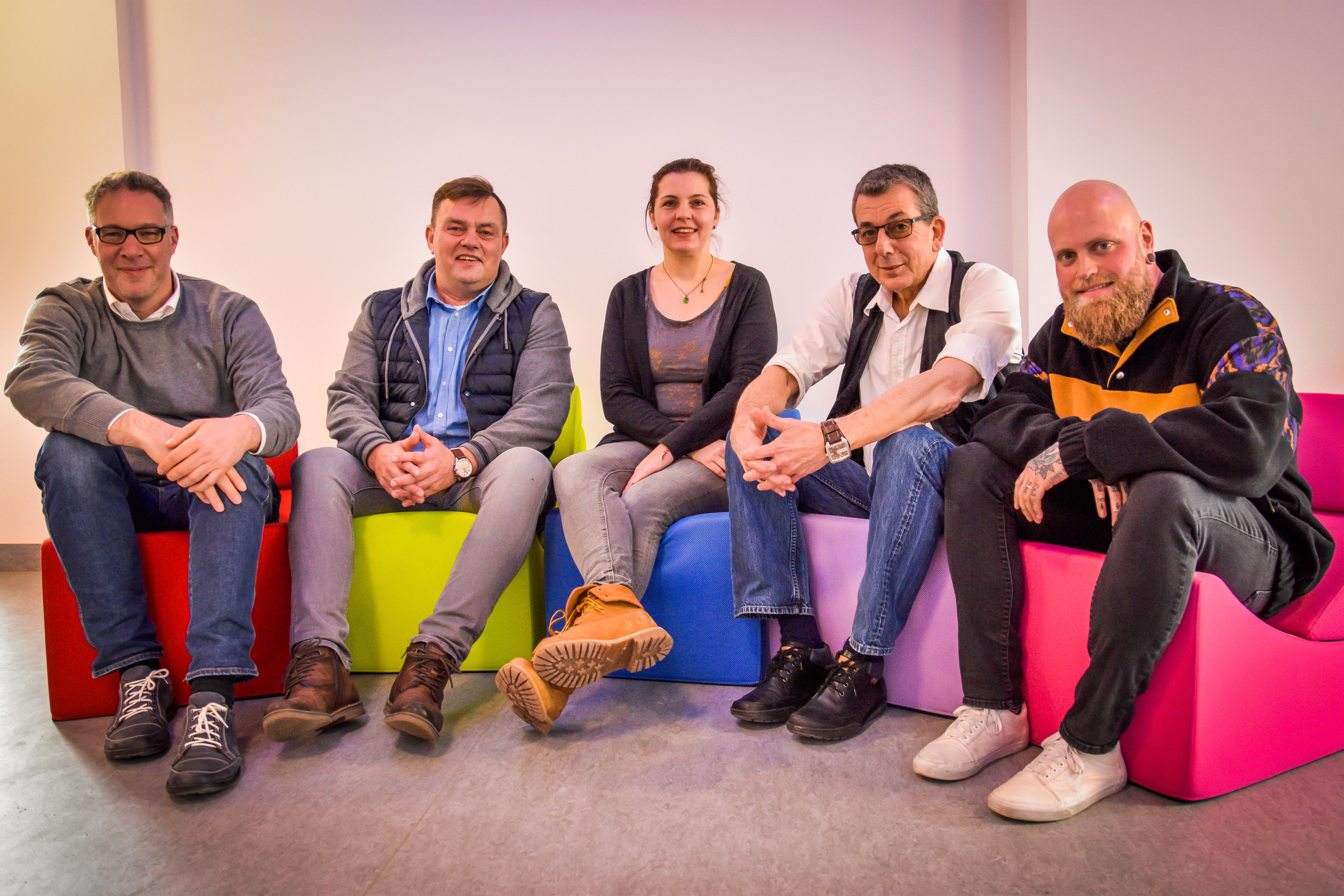 Über die Neueröffnung des Kinder- und Jugendtreffs Bövinghausen freuen sich (v. l.) Mark Becker, Thorsten Schwabe, Fiona Forde, Harald Landskröner und Björn Braun.