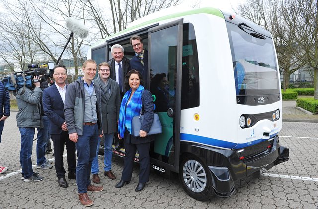 Prominenz bei der Jungfernfahrt (von rechts): CDU-Landtagsabgeordnete Claudia Schlottmann, NRW-Verkehrsminister Hendrik Wüst, NRW-Wirtschaftsminister Andreas Pinkwart, FDP-Landtagsabgeordneter Moritz Körner, Bürgermeister Daniel Zimmermann und CDU-Landtagsabgordneter Oliver Kehrl.
Foto: Michael de Clerque