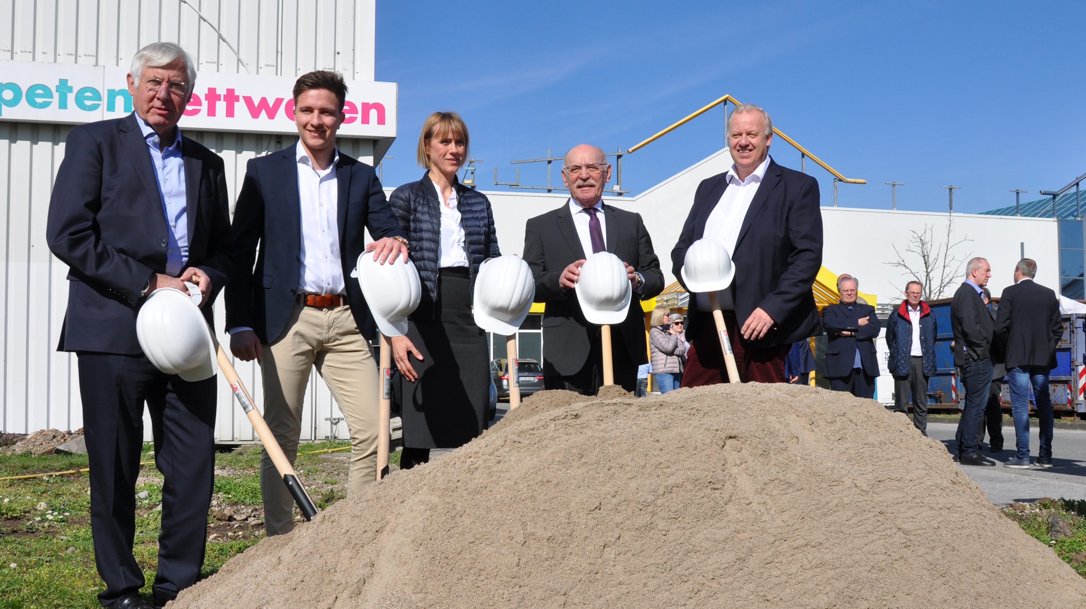CDU-Ratsherr Klaus Diekmann, Marvin Hundrieser, Betreiber des neuen Edeka-Marktes, Elke Kaup, Gebietsleitung Expanision Edeka Rhein-Ruhr, Bürgermeister Rudolf Jelinek und Bernhard Strößer, Projektleitung Edeka Rhein-Ruhr, beim symbolischen ersten Spatenstich für das Neubauprojekt auf dem Gelände an der Aktienstraße 42.