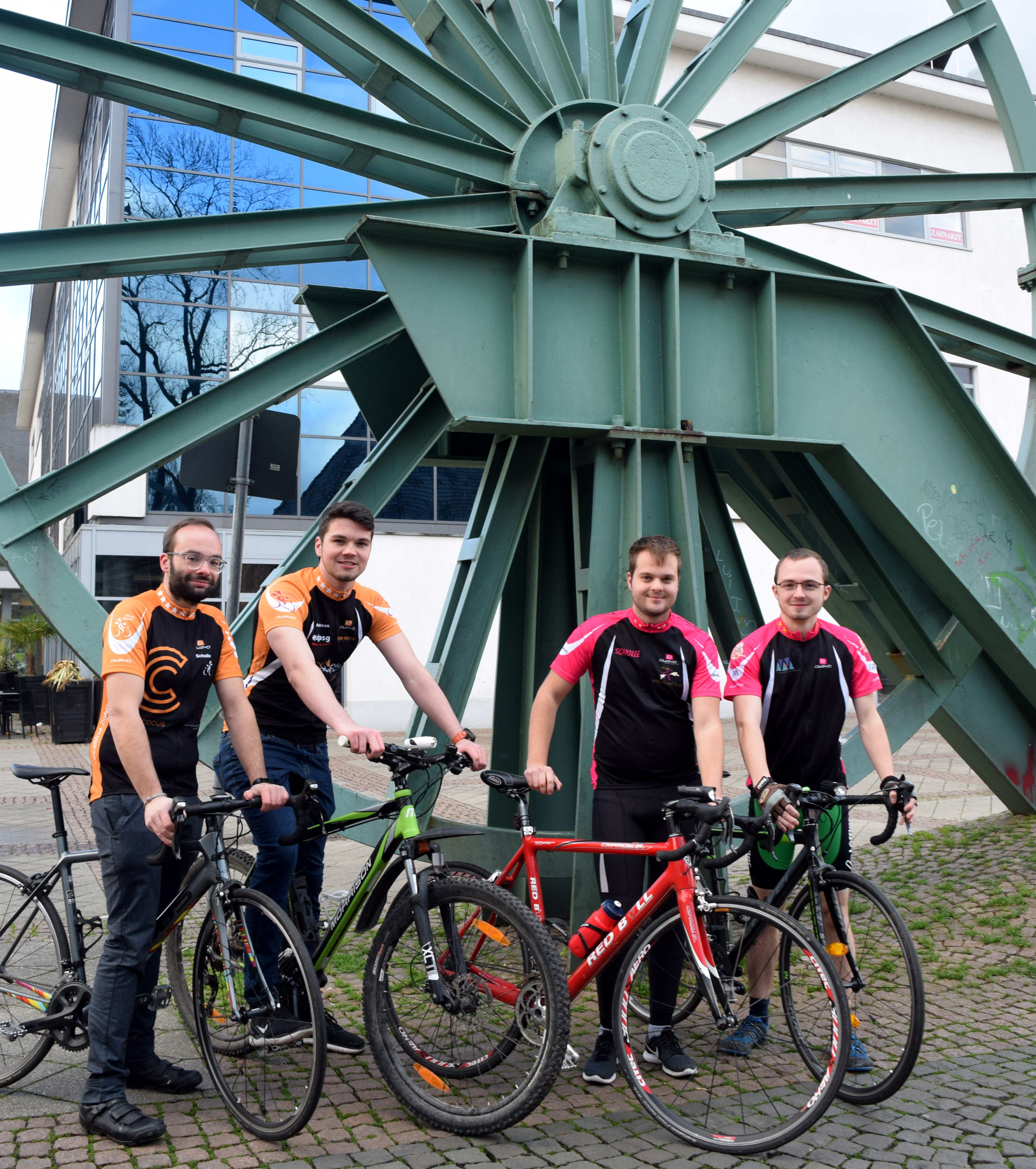 Maximilian Strozyk, Tobias Feldmüller, Pascal Mucha und Aron Kordt wollen in vier Monaten als Team 24 Stunden radeln - bei "Rad am Ring" auf dem Nürburgring.