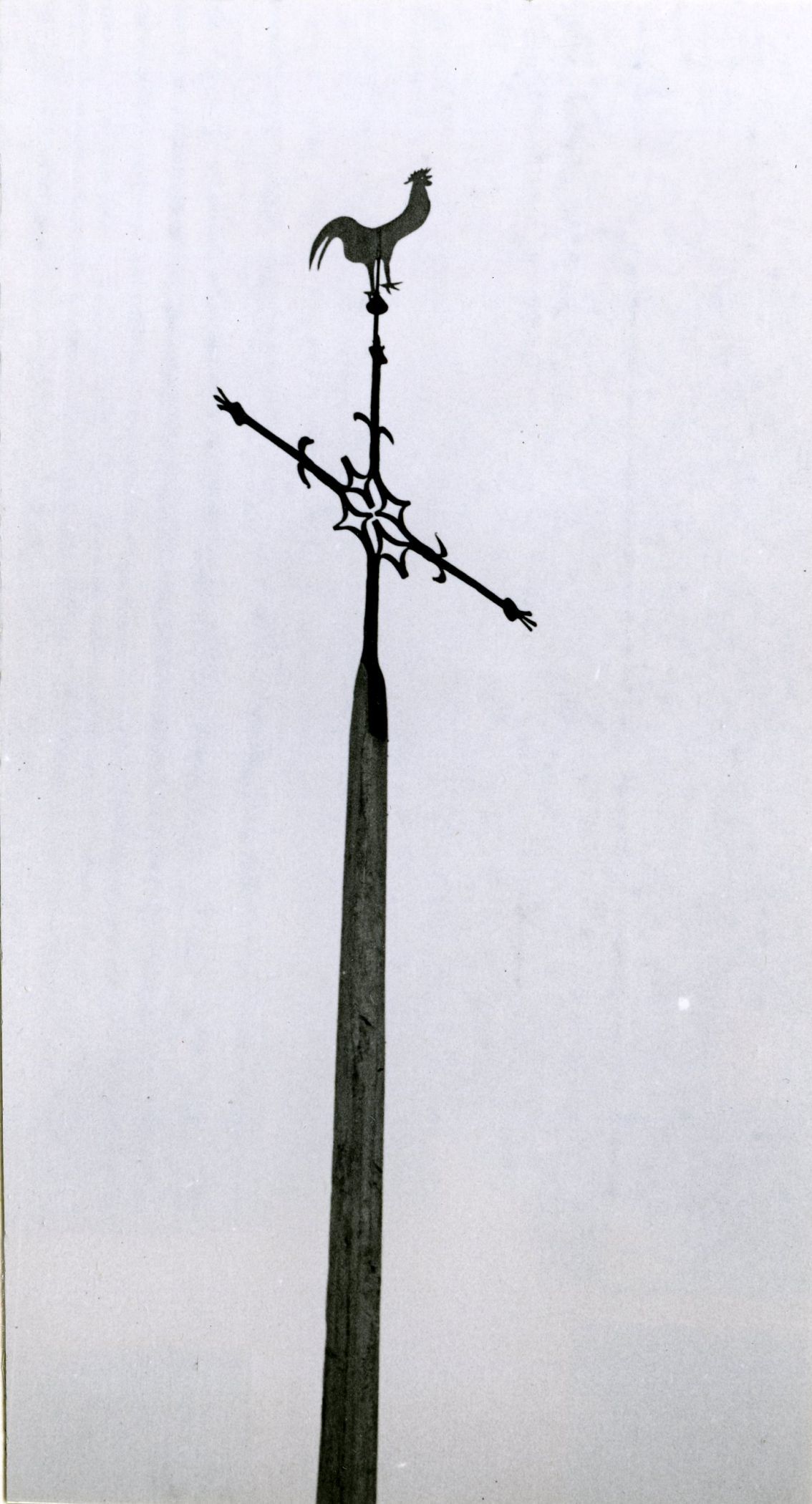 Hagelkreuz in Bocholt-Mussum (zwischen 1950 und 1970). An dieser Stelle soll schon in früheren Jahrhunderten ein Hagelkreuz gestanden haben, das 1886 erneuert worden ist. Die Jahreszahl befindet sich in den Schwanzfedern des Wetterhahns. Foto: LWL Volkskundearchiv