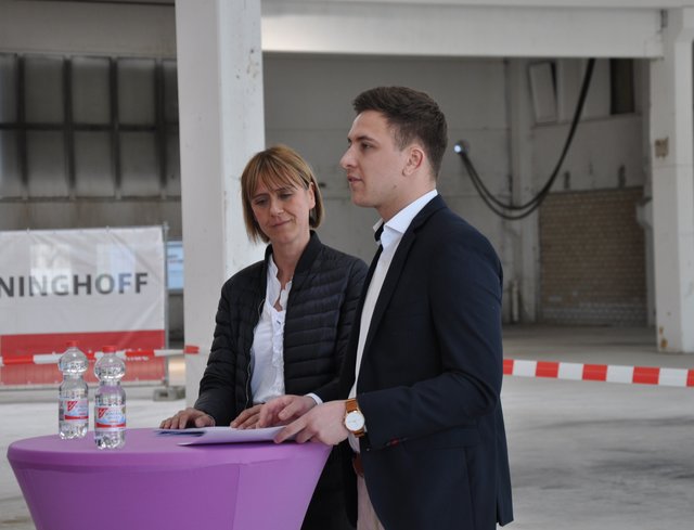 Marvin Hundrieser stellte in dem bereits entkernten Gebäudeteil das Konzept des neuen Marktes vor.